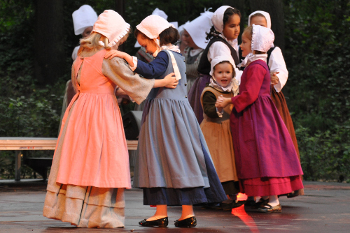 Enfants en costumes lors d'une représentation